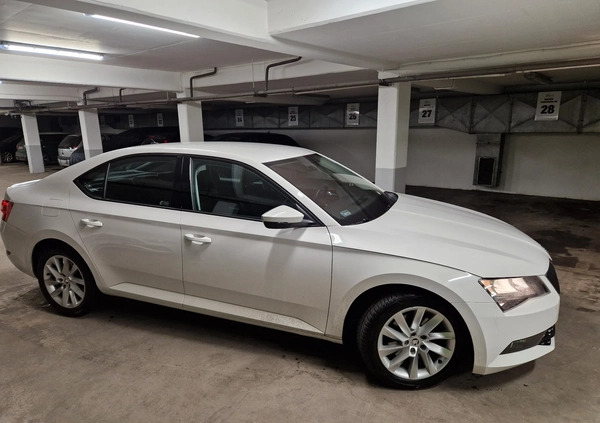 Skoda Superb cena 87500 przebieg: 80000, rok produkcji 2018 z Sosnowiec małe 301